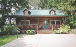 Evergreen Cabin by Amish Country Lodging